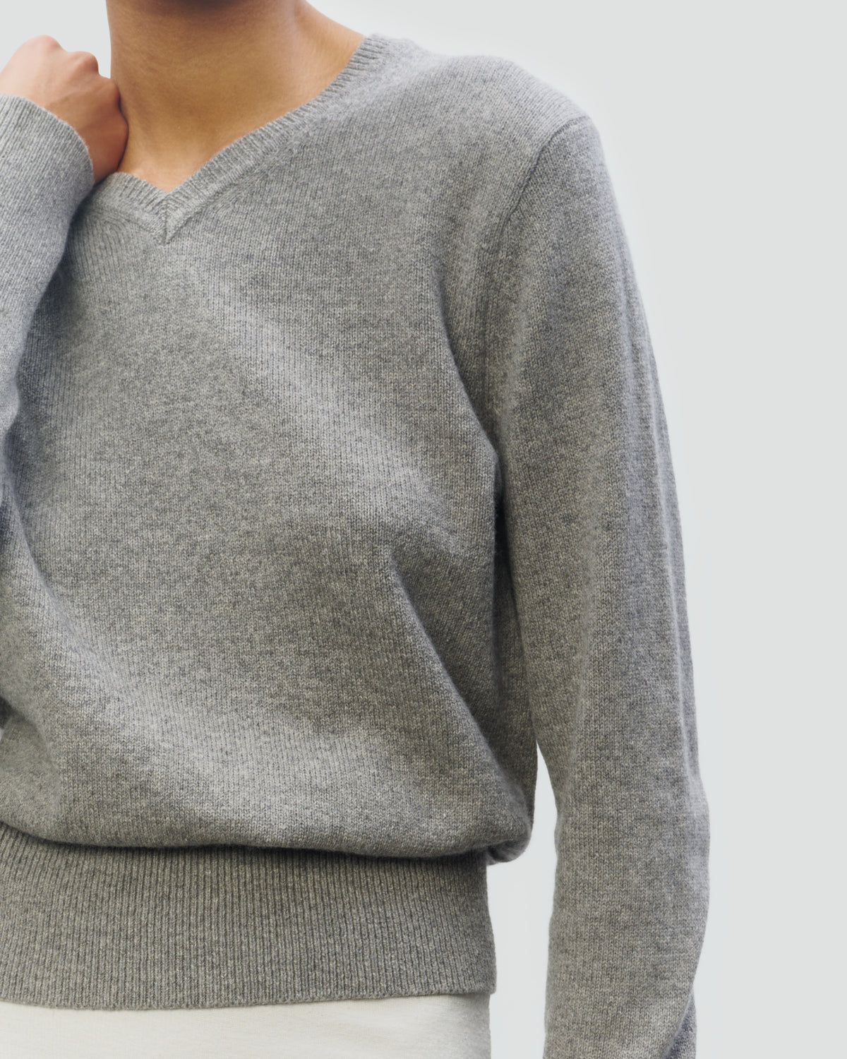 COTTON WOOL LIGHTWEIGHT VNECK in M.GREY - close-up #colour_M.GREY