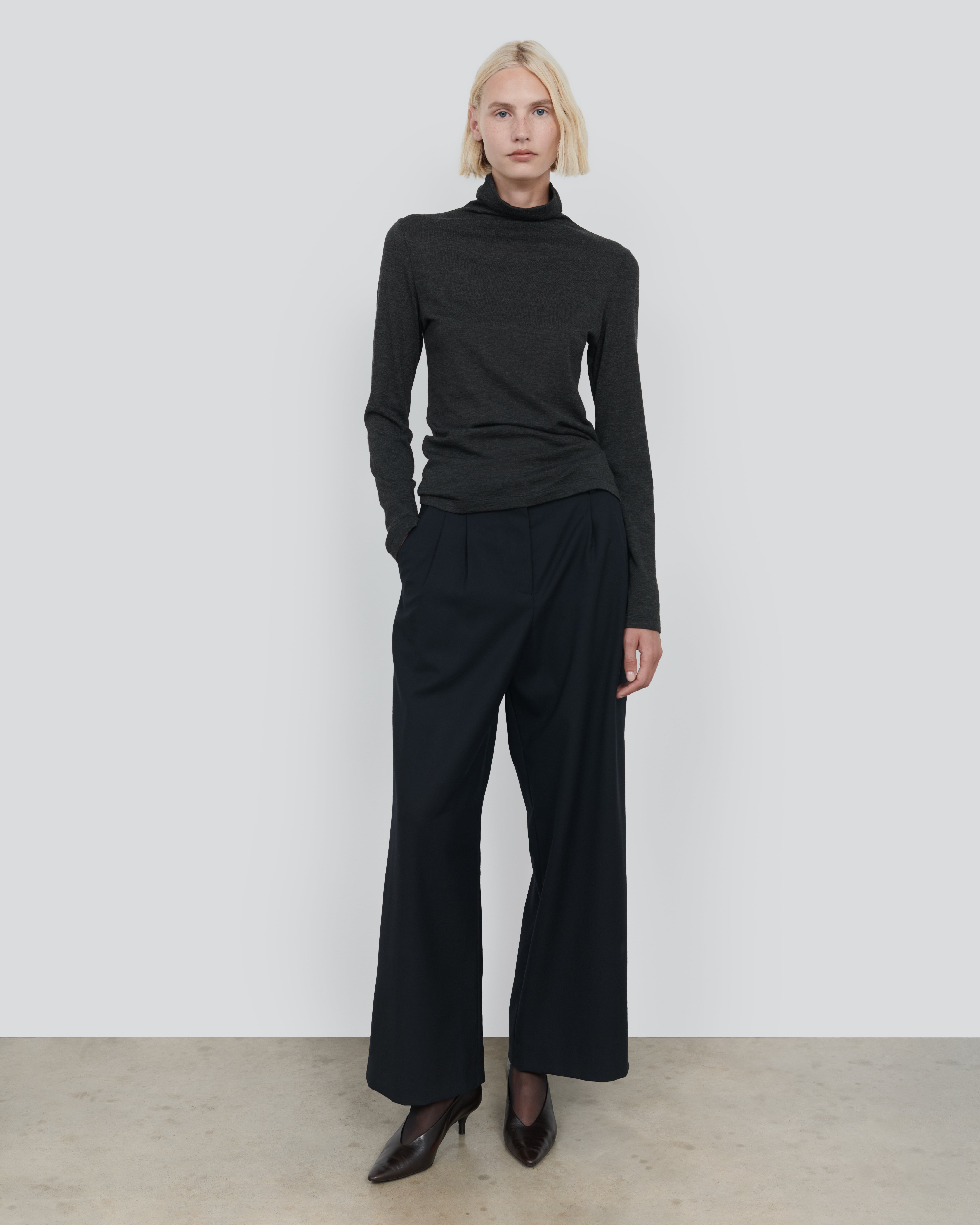 CASHMERE BLEND SLIM TURTLENECK