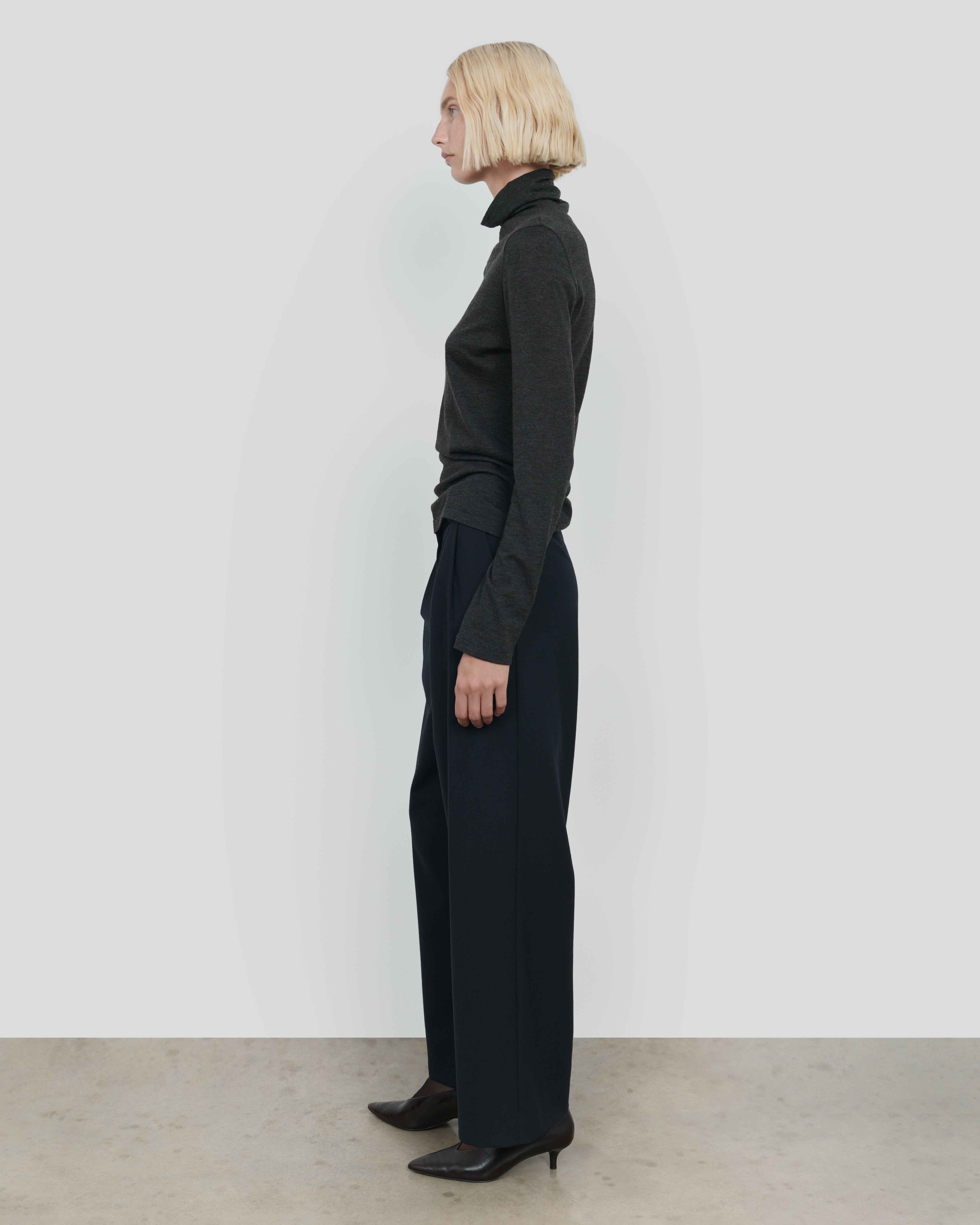 CASHMERE BLEND SLIM TURTLENECK