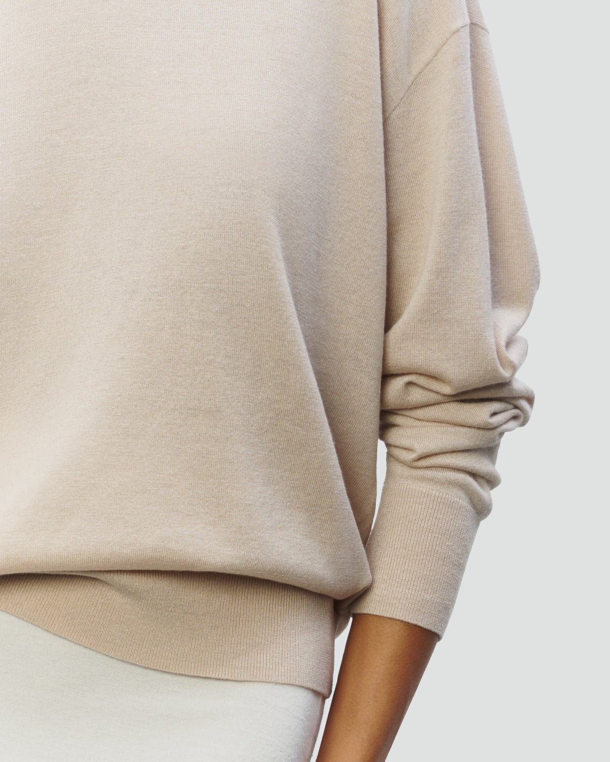 MERINO SILK RELAXED CREWNECK in L.CAMEL - close-up #colour_L.CAMEL